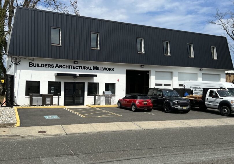 A building with cars parked in front of it.